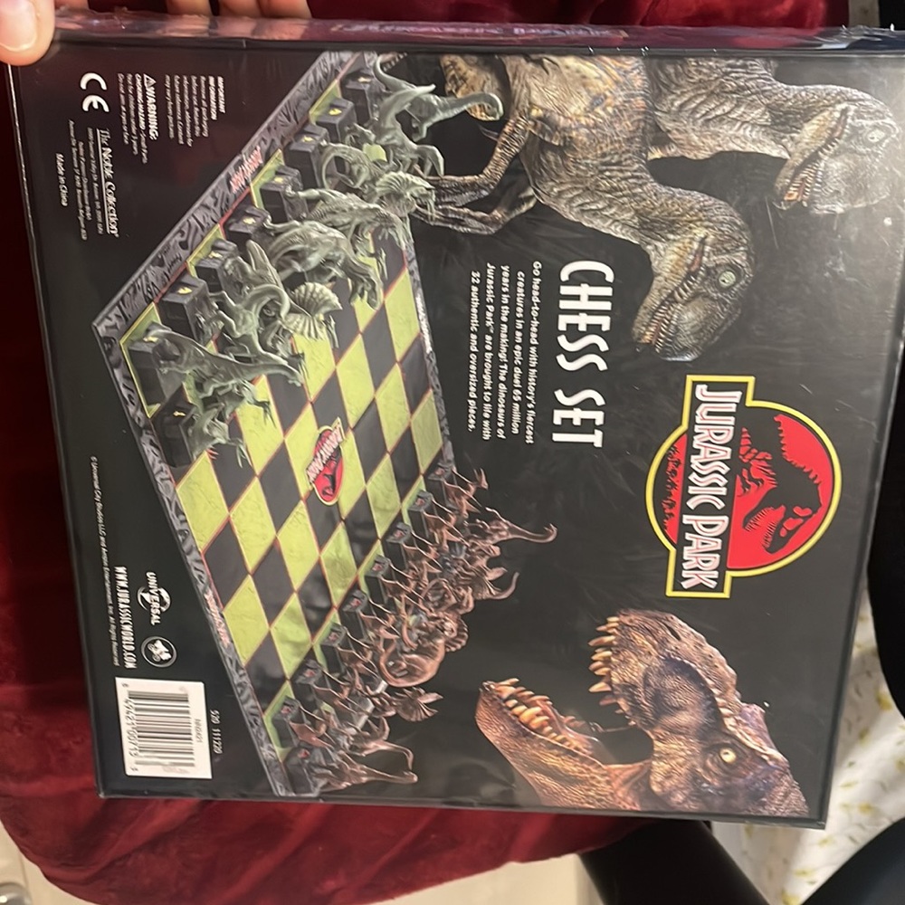 New unopened Jurassic park chess set - Picture 2 of 2